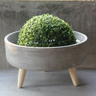 pot de fleur formé par casserole de ciment avec le lit de fleur de la jambe 3 en bois pour disponible décoratif dans la taille 2
